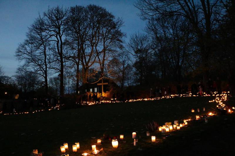 En lång ström av människor kom för att tända ett ljus i minneslunden vid Bromma kyrka.
