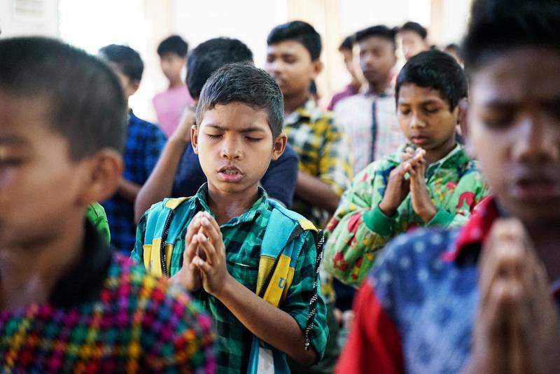 Disciplin är ett ledord på skolan. Varje dag inleds med andakt, exercis och nationalsång. Barnen lägger ner sin själ in i morgonbönen, och lägger fram de bekymmer de bär på.