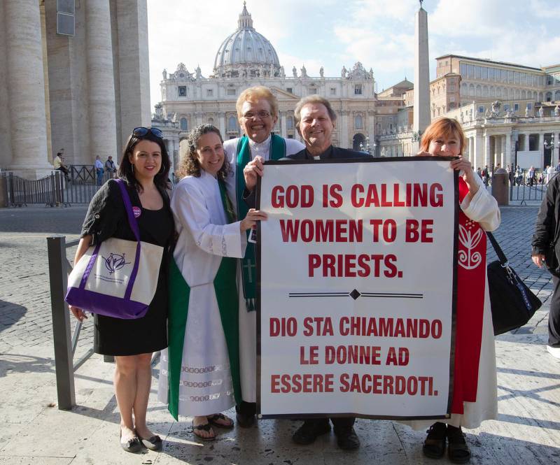 Medlemmar i Women''s Ordination Conference group demonstrerar utanför Vatikanen.