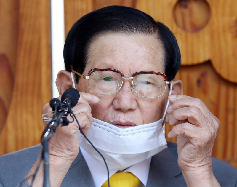 Pastor Lee Man-hee ber om ursäkt under en presskonferens i mars, efter att det blivit känt att han inte berättat att åtskilliga i hans omdiskuterade församling var smittade av coronavirus.