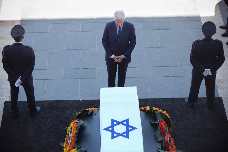 SORG. Bill Clinton, tidigare president i USA, vid Shimon Peres kista. 