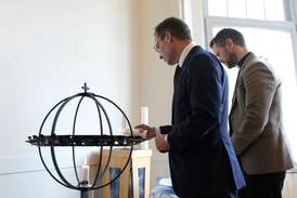 Statsministern på plats i Bryssel - tände ljus i Svenska kyrkan