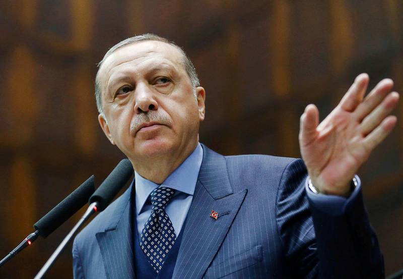 Turkiets president Tayyip Erdogan har de senaste åren förvandlat Turkiet i en alltmer auktoritär riktning där islam får stort utrymme, något som väcker entusiasm hos många turkar, men skräck i andra.