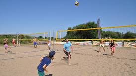 Beachvolleyboll blir till biståndsinsatser på Hönö