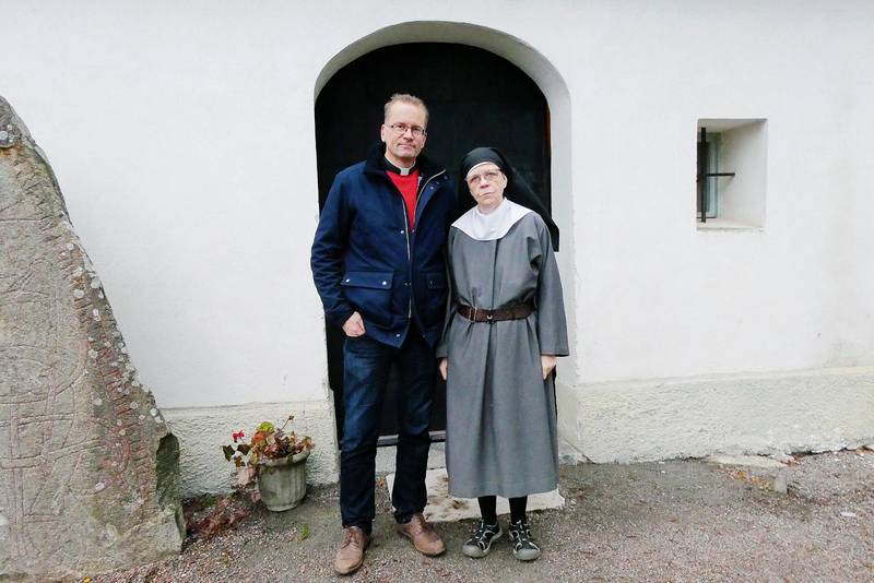 Prästen Olof Norberg och syster Karin från Alsike kloster känner sig överkörda av Migrationsverket när de inte blir betrodda gällande Shams kristna tro.