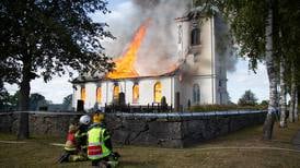 Pastoralchefen såg kyrkan brinna ner: Svedde ögonbrynen