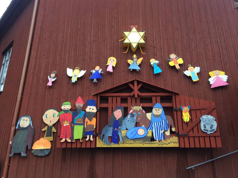 Julkrubban sitter fast på Sankta Birgittakyrkan i Knivsta. Skapad av söndagsskolebarnen.