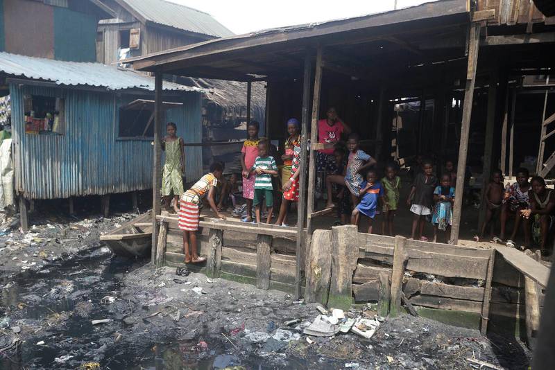 Kvinnor och barn samlade i Makoko-slummen i Nigerias huvudstad Lagos.