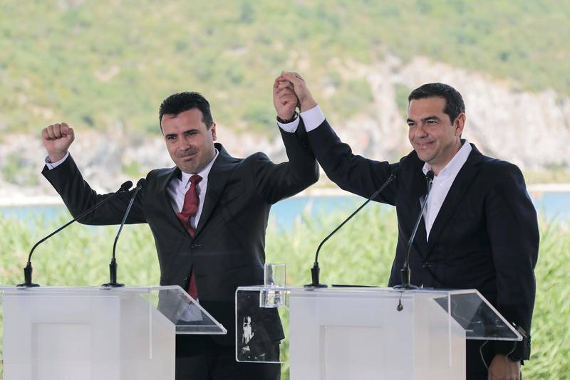 Greklands premiärminister Alexis Tsipras ( t h) och makedonske premiärministern Zoran Zaev undertecknar avtalet i Psarades.