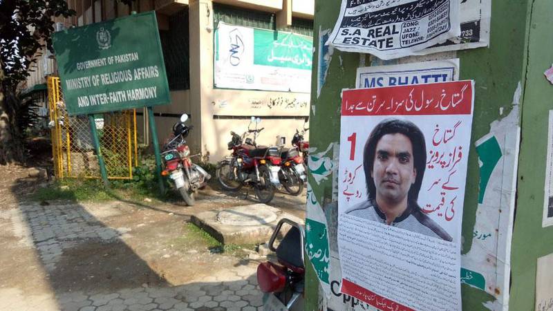 Runtom i Pakistan finns affischer med den pakistanske kristne bloggaren Faraz Pervaiz som anklagar honom för hädelse.