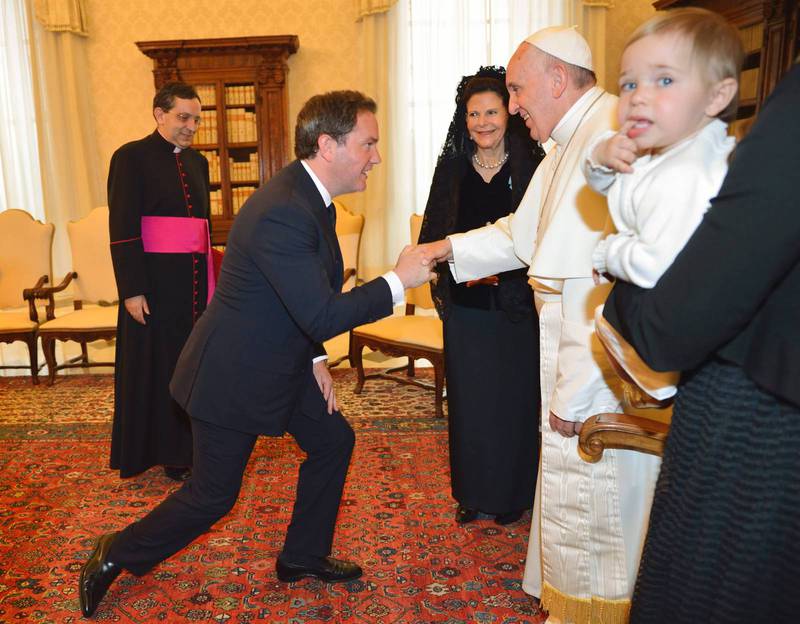 När Chris O''''Neill, själv katolik, hälsade på påven sjönk han ned på knä och kysste påvens ring.