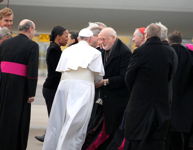 Påve Franciskus och biskop Anders Arborelius inför avresan tillbaka till Vatikanen.