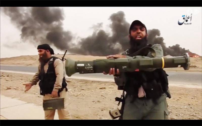 En IS-krigare håller upp en AT4:a, vilket är namnet på Pansarskott m/86 när vapnet licenstillverkas i USA. Den irakiska armén har fått tillgång till AT4:or från USA.