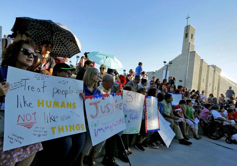 Stödet för mexikanska flyktingar är stort i USA. Här samlas demonstranter utanför en katolsk kyrka i El Paso, Texas, för att visa sin solidaritet.