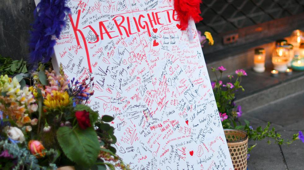 Oslo 20220625. 
Folk har lagt ned blomster og pride-flagg etter det natt til lørdag ble avfyrt flere skudd på utsiden av London pub i sentrum av Oslo, der flere ble skadd og to drept.
Foto: Martin Solhaug Standal / NTB