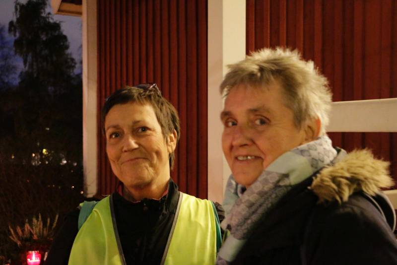 Lena Ljungbeck (till vänster) och Kerstin Nyqvist, tycker att det ger hopp att besöka kyrkogården på Allhelgona.