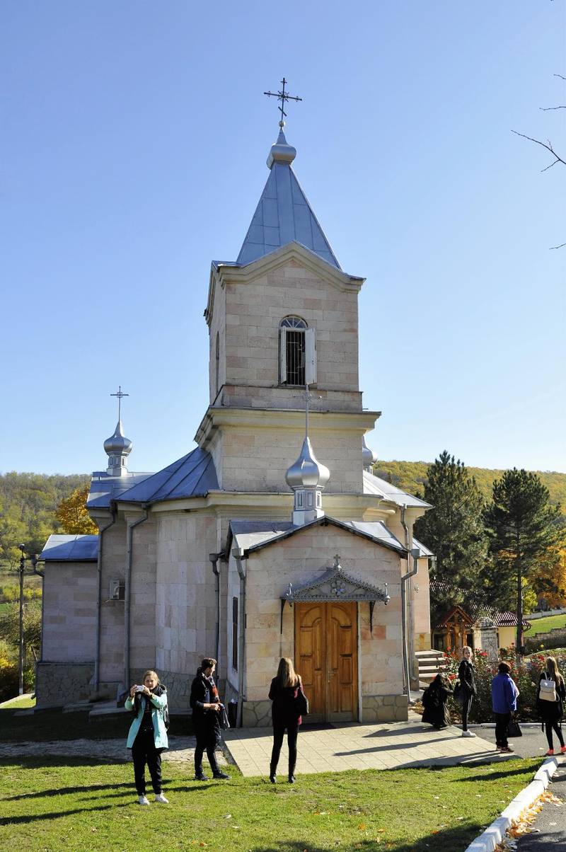 Moldavien har en intressant historia och kyrkor med de karaktäristiska kupolerna finns överallt.