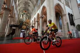 Proffscyklister stannade i kyrka – mitt under tävling