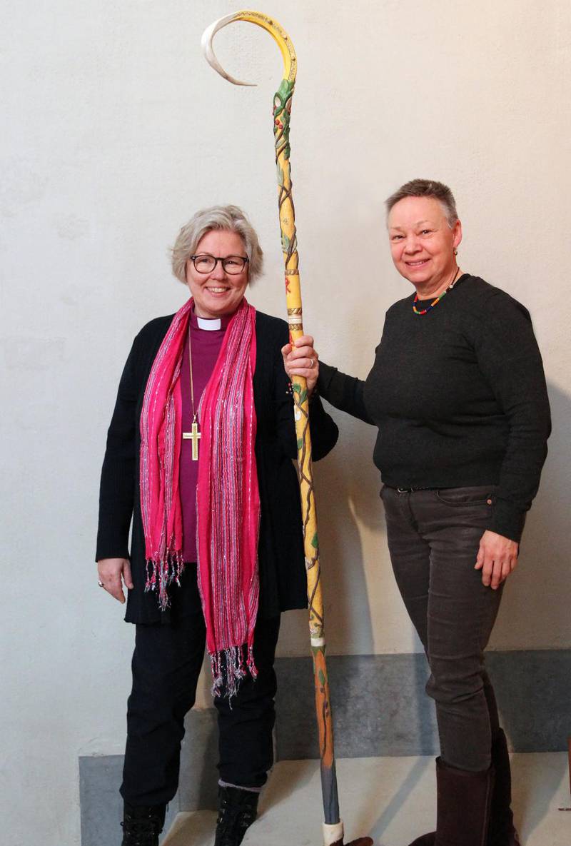 Biskop Eva Nordung Byström med den nya biskopsstaven.