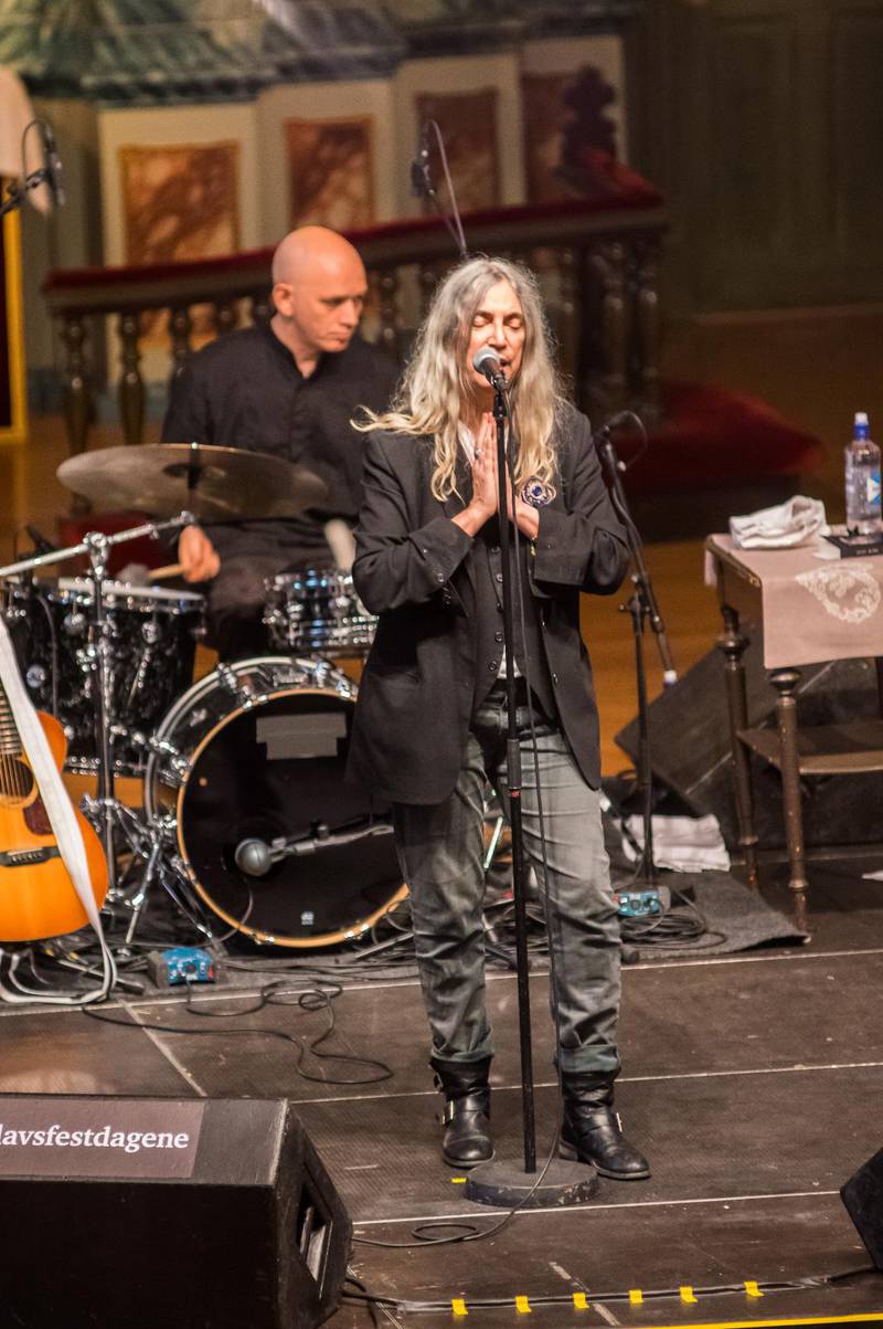 Frispråkig artist. Förra gången Patti Smith gästade Olavsfestdagene i Trondheim bad hon att få spela i medeltidskyrkan Vår Frue Kirke nästa gång hon kom till festivalen. I torsdags gick den önskan i uppfyllelse.