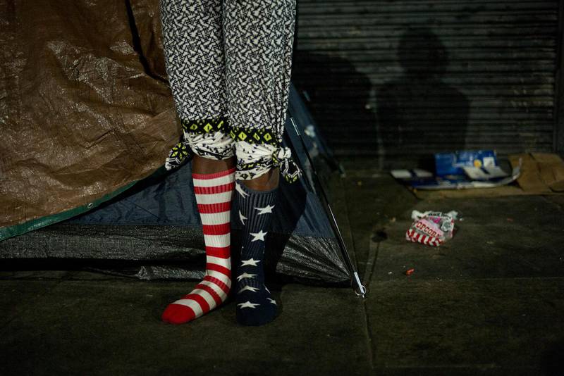 Stafford Wilson är en av de hemlösa i Los Angeles. Här står han framför sitt tält iförd strumpor med amerikanska flaggan.