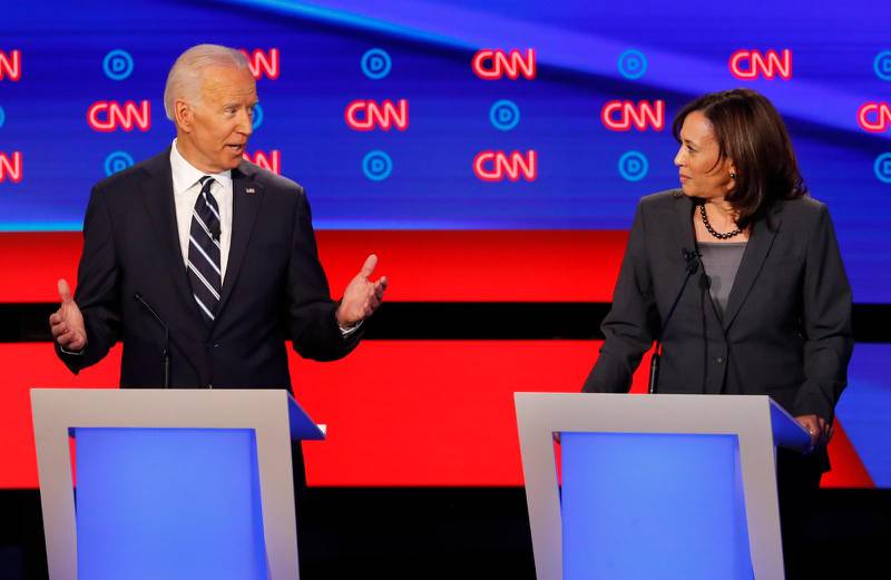 Joe Biden och Kamala Harris i en debatt när båda kämpade på var sin sida för att bli Demokraternas presidentkandidat. Numera står de på samma sida mot president Donald Trump i presidentvalet i november.