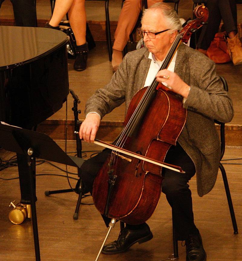 Att spela cello är inget nytt för Berno Hallström. Han trakterar instrumentet med den äran!