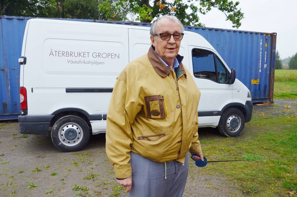 Bertil Johansson, Västafrikahjälpen, framför lastbil som tillhör Second Handbutiken Återbruket Gropen.