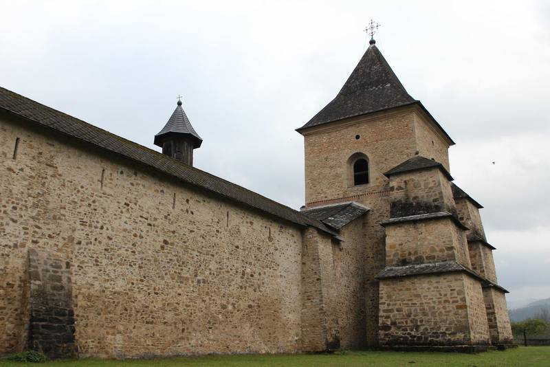 Bastanta murar och torn ger Suceviţa ett intryck av ett fort sett från utsidan.