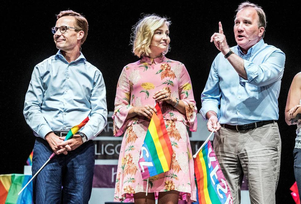 FLAGGAR FÖR RFSL. Alla partiledare utom SD:s Jimmie Åkesson var med på partiledardebatten under Pridefestivalen, och fick svara på frågor genom att lyfta upp en regnbågsflagga med RFSL:s logga.