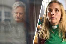 Diakonen Anna Ardin träder fram om Julian Assange