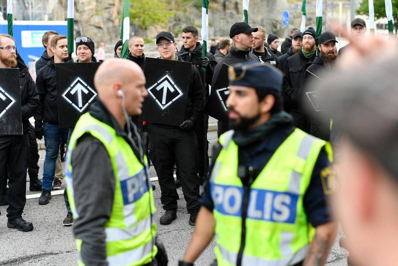 I söndags demonstrerade nazister på Göteborgs gator, utan att ha fått tillstånd. Det har bland annat upprört statsminister Stefan Löven som nu vill diskutera hanteringen av antidemokratiska strömningar i Sverige. ”Vi håller på att få en normalisering av rasistiska partier också, då måste vi göra någonting”, säger han.