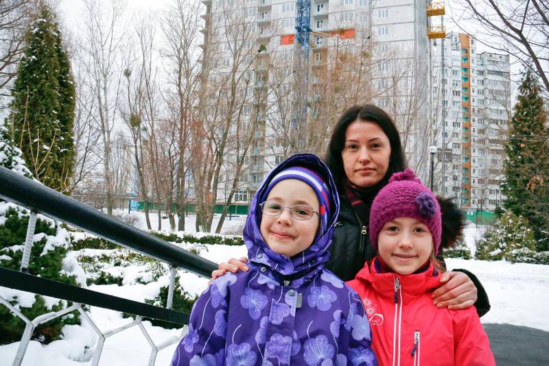 Pingstvännen Olga Scherbakova deltog i protesterna på Maidantorget. Här med döttrarna Darena och Dalina.	