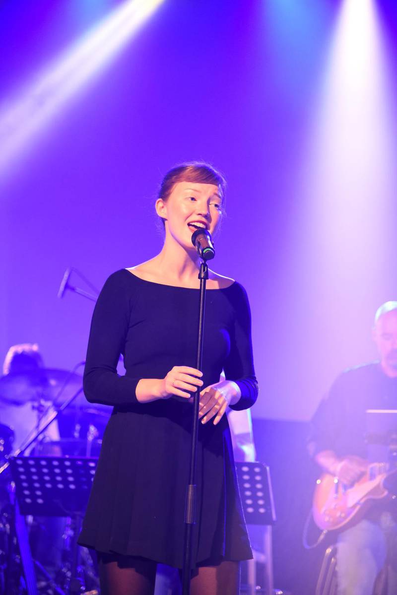 Kari Leithaug är dotter till Solveig Leithaug och har en egen popkarriär på gång. Men på Skärgårdssång sjöng hon tillsammans med sin mamma.