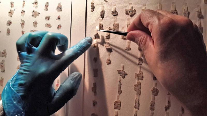 Forskarna försöker pussla ihop tusentals små fragment.