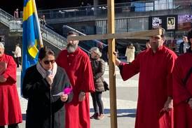 Långt tåg vandrade med kors på Stockholms gator