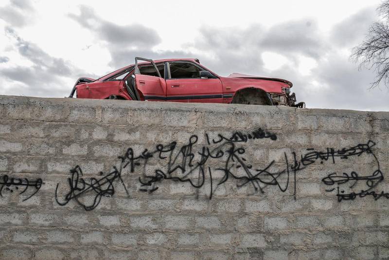 Övergiven bil ute på landsbygden där IS-terroristerna fram tills nyligen regerade.