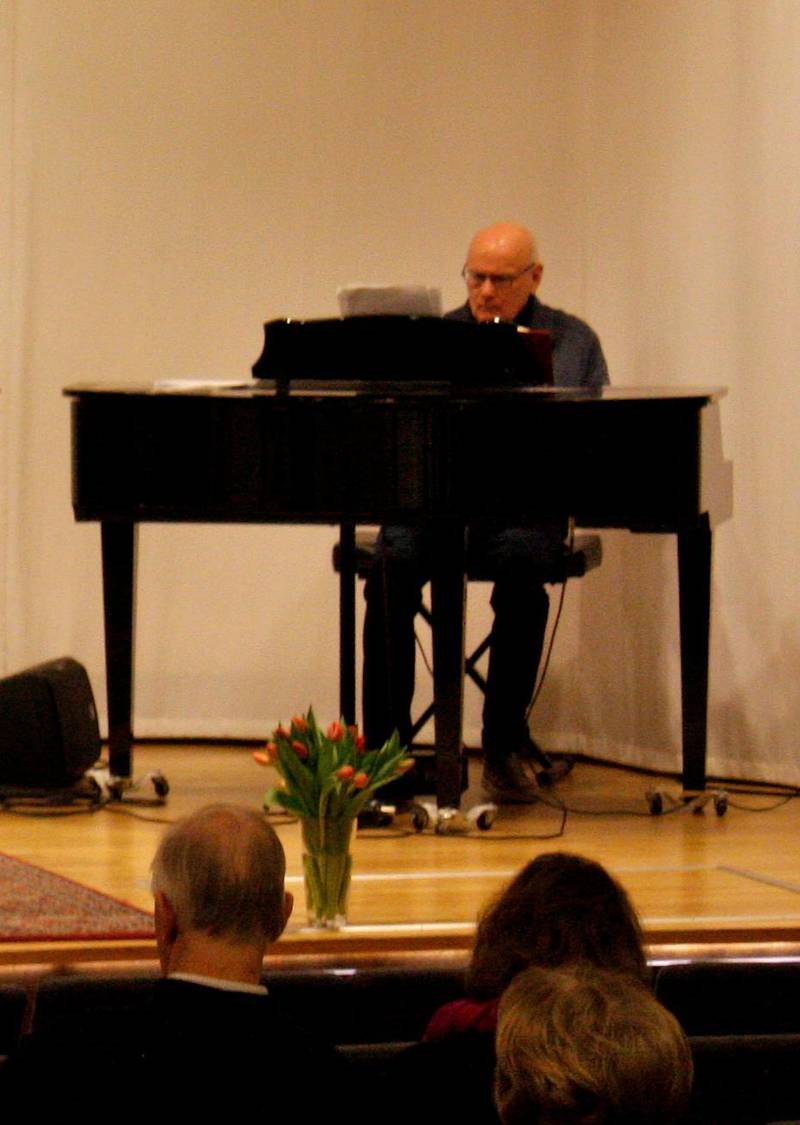 En trygg pianist vid dagens sammankomst: Sam Forsberg.