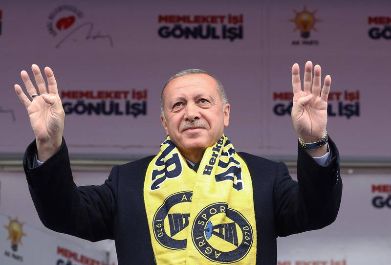 Turkiets premiärminister Recep Tayyip Erdogan under ett valmöte på söndagen.