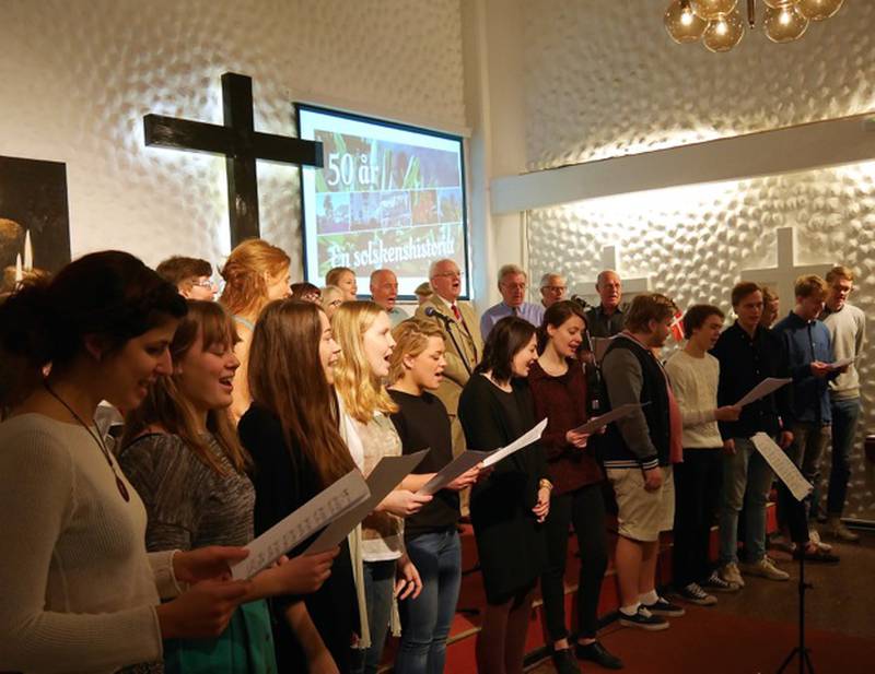 Turistkyrkans kör förstärktes i söndagens högtidsgudstjänst av elever från Kaggeholms musiklinje på sin årliga Kanariaturné.