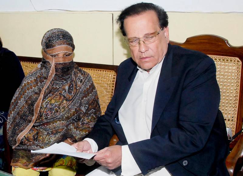 Salman Taseer hjälpte Asia Bibi. Detta ledde till att han mördades av sin livvakt Mumtaz Qadr