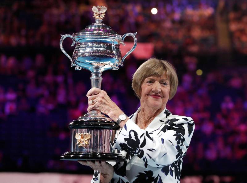 Margaret Court med en reproduktion av den trofé hon fick när hon vann Australiska mästerskapen 1970. Det året vann hon alla de fyra stora tennisturneringarna: Australiska mästerskapen, Franska mästerskapen, Wimbledon och US Open, vilket kallas Grand Slam.