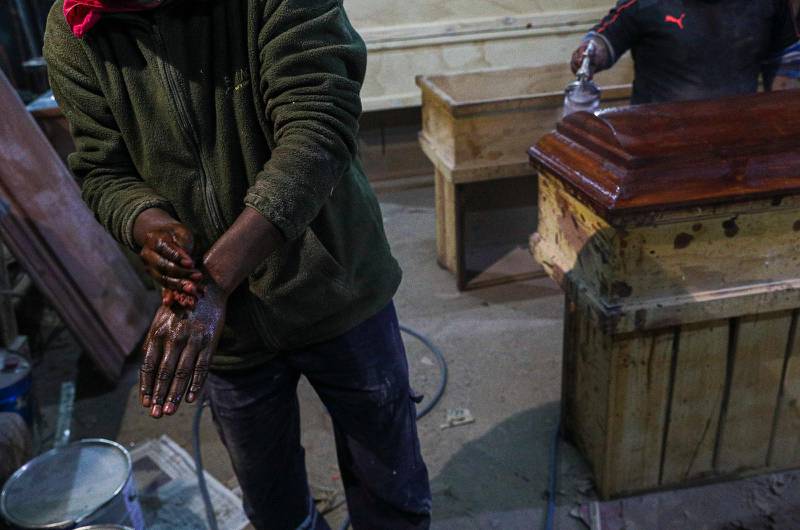 Francois Joseph, en migrant från Haiti, tillverkar kistor i Chiles huvudstad Santiago under pandemin.