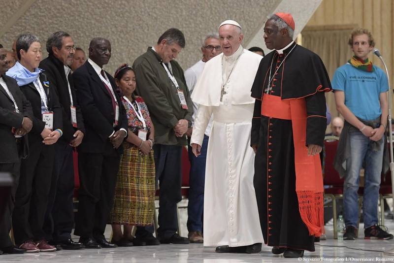 Påven Franciskus tillsammans med kardinal Peter Turkson (till höger).