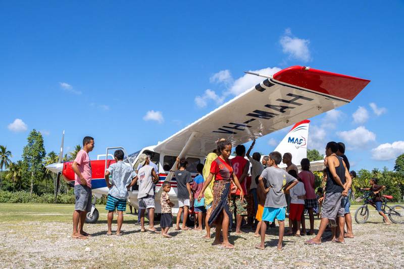 MAF:s flygplan har landat på en otillgänglig plats i byn Viguegue i Papa Nya Guinea, vilket väcker bybornas nyfikenhet.