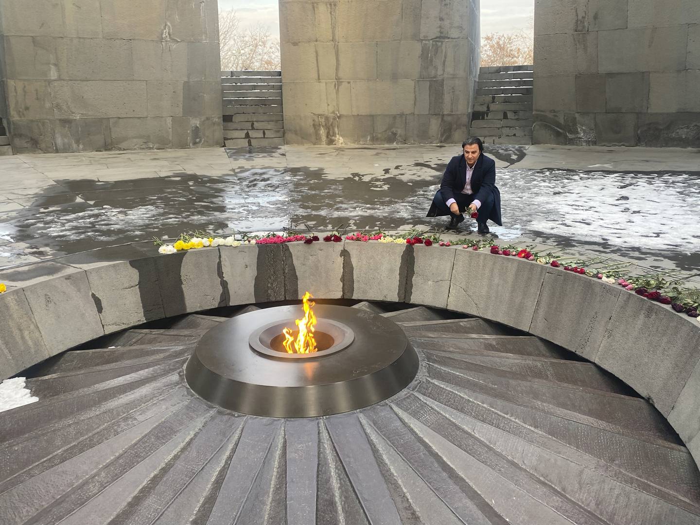 Nuri Kino vid Tsitsernakaberd, som är ett minnesmärke över det armeniska folkmordet 1915, beläget i västra delen av Jerevan i Armenien.