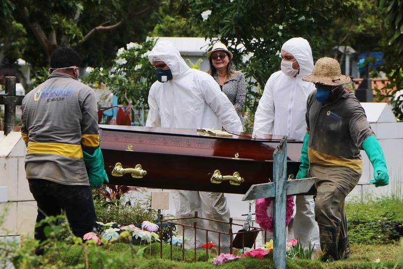 43-årige Robson de Souza Lopes är ett av pandemins dödsoffer i Brasilien. Han begravdes i Manaus i Brasilien på tisdagen.