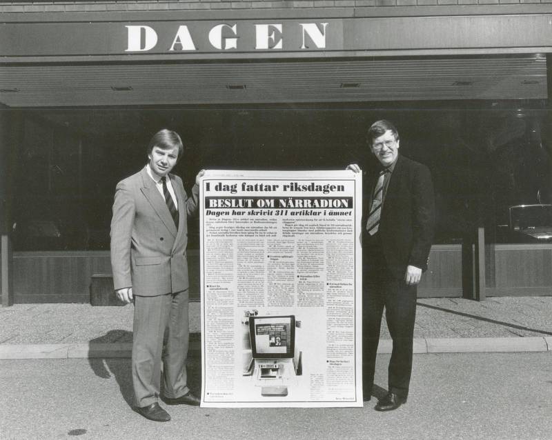 Inför beslutet 1989 att permanenta närradion visar Dagens chefredaktörer Arne Winerdal och Olof Djurfeldt upp hur mycket tidningen Dagen skrivit om ämnet. Det hängde på några få röster att förslaget till slut gick igenom i riksdagen. ”Att Olof Palme utsåg folkrörelseprofilen Bengt Göransson till medieminister i samband med valet 1979 blev avgörande för närradions framtid”, säger Arne Winerdal som bevakade närradiofrågan i många år för Dagens räkning.