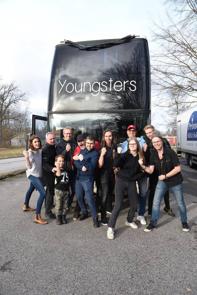 Youngstersgänget och deras turnébuss.