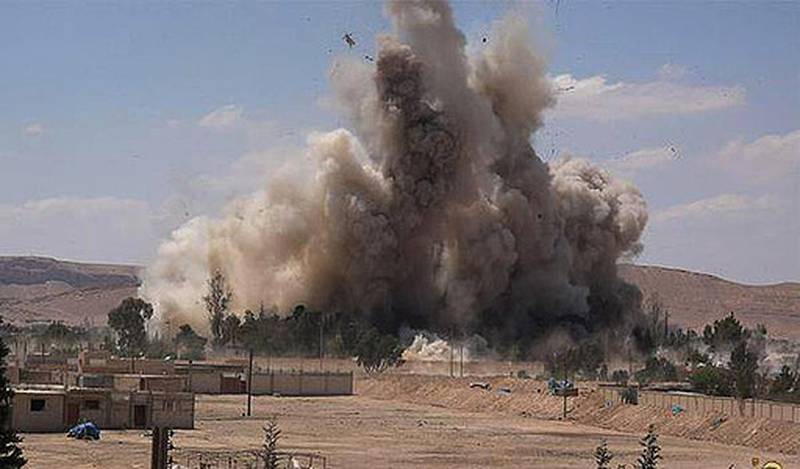 Islamiska staten spränger upp ett fängelse i staden Palmyra. 